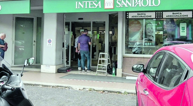 Banda della spaccata ancora in azione, svaligiata una banca in via Nomentana