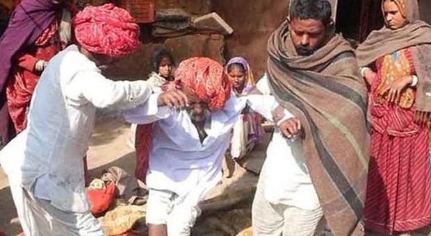 India, lo credono morto e lo preparano per la cremazione: il nonno si sveglia poco prima che il rogo sia acceso