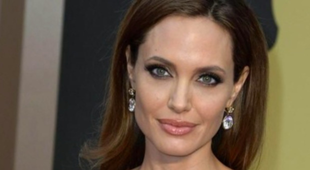 Angelina Jolie choc: «Il mio corpo reagisce in modo forte allo stress, prima del divorzio ho avuto la paralisi di Bell». Cos'è e come curarla