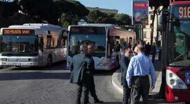 Roma, Aggredisce passeggeri sul bus: arrestato un 21enne, quattro feriti