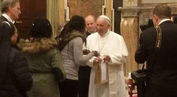 Papa Francesco mentre riceve le ex prostitute della Domiziana in Vaticano