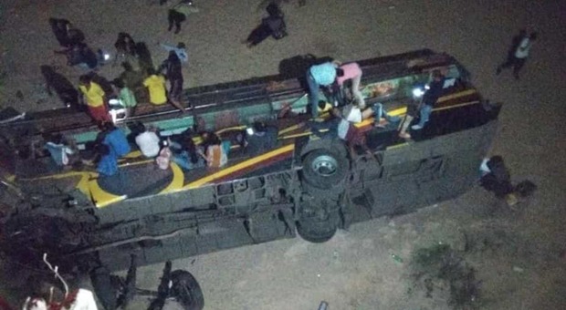 Bus perde il controllo per evitare un bufalo e precipita dal ponte: 12 morti