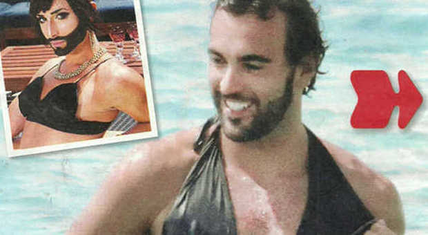 Marco Mengoni, bagno a Formentera con le amiche in topless e scambio di costume
