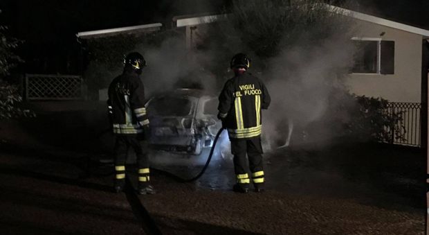 L'auto bruciata ieri sera a Civitanova. Le telecamere hanno ripreso una persona che lancia una molotov