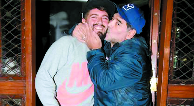 Maradona e Diego jr, l’abbraccio tra padre e figlio dopo trent’anni