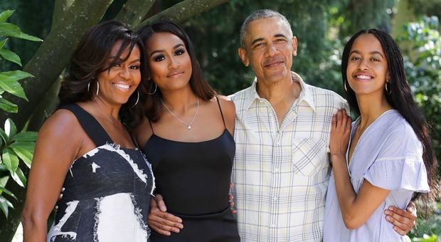 Obama, foto in famiglia per il Ringraziamento ma tutti notano la figlia Sasha: «Non è possibile»