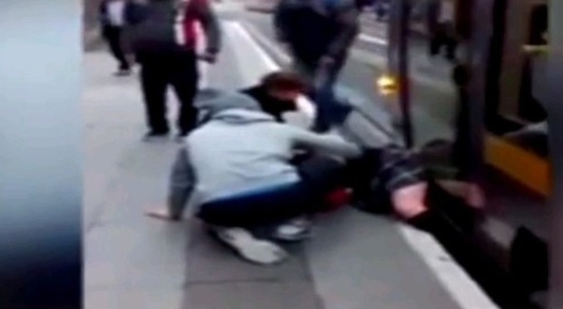 Ragazza incastrata con la gamba nella banchina, i passeggeri spingono il tram fino a salvarla