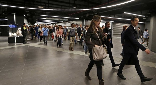 Roma, il lunedì della Metro C, tra flussi di pendolari e curiosi della stazione museo San Giovanni