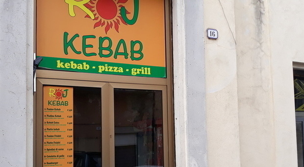 L'attività di pizzeria-kebab