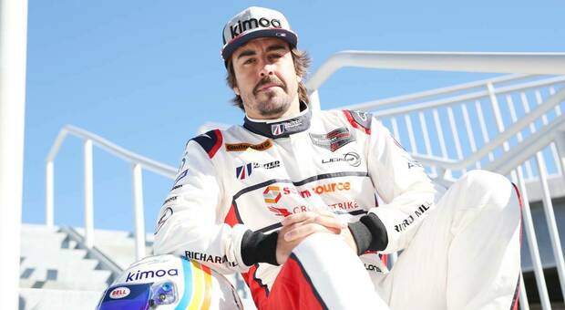 Paura per Fernando Alonso: investito in bici finisce in ospedale