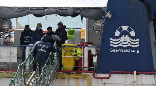 Sea Watch, la guardia costiera: irregolarità a bordo, la nave resta a Catania