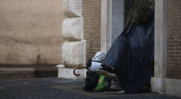 Roma, clochard ucciso in strada: «Pugnalato dopo una lite»