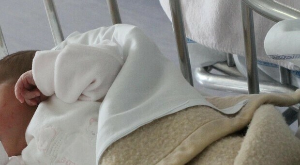 Bari, bambina di 30 giorni muore nel sonno. «Nessun segno di violenza»