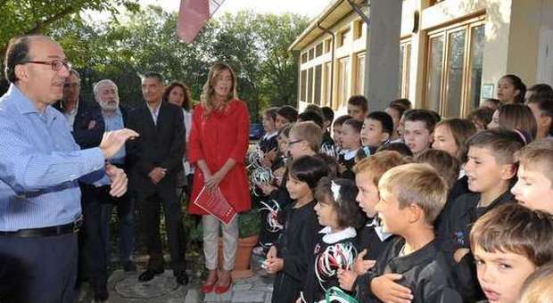 Il premier Renzi a Palermo per il primo giorno di scuola. 'Accolto' dalla protesta di edili e docenti precari