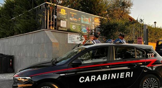 Roma, assalta un centro sportivo armato di machete: a 19 anni scassina le slot e ruba soldi dalla cassa