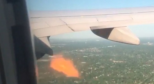 Usa, paura su un aereo della United Airlines: passeggeri filmano le fiamme dal motore dopo il decollo