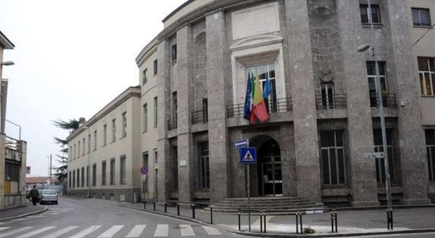 Bergamo, studente 15enne cade dal quinto piano della scuola: gravissimo