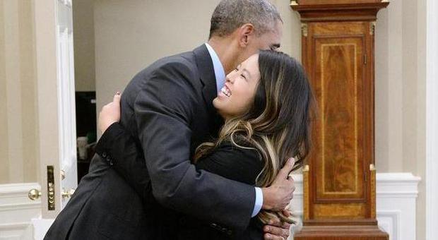 Nina Pham abbraccia Barack Obama (LaPresse)