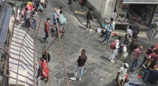 Napoli, le terribili notti bianche di porta Nolana: «Immigrati fuori controllo, dormire è impossibile»