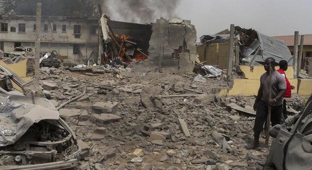 Nigeria, kamikaze 17enne si fa esplodere in una moschea: almeno 50 morti