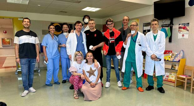 L'ex Milan Daniele Massaro in visita al reparto di Cardiochirurgia pediatrica e congenita di Ancona