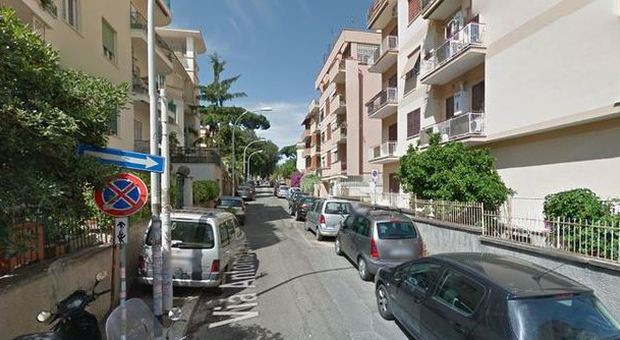 Roma, anziana sequestrata da due rapinatori: entrano dalla finestra e la tengono in ostaggio