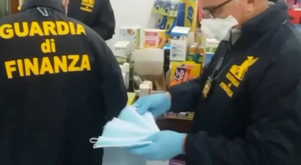 Coronavirus, Sartoria a Roma produceva mascherine illegali, Guidonia: farmacia aveva quintuplicato i prezzi