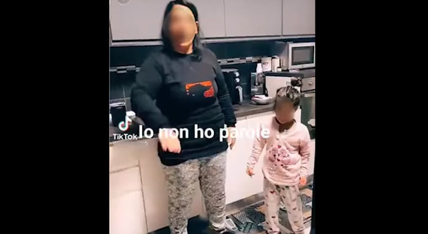 Bambine si picchiano su TikTok incitate dagli adulti: il video indigna il web. «Segnalate agli assistenti sociali»
