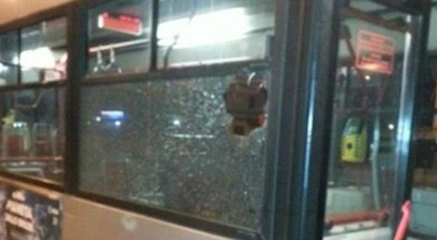 Roma, in 40 assaltano il bus: vettura distrutta e autista sotto choc