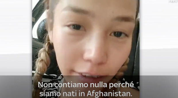 Ore di panico e angoscia in Afghanistan. Una ragazza posta un video dove si mostra in lacrime e chiede aiuto