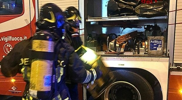L'olio bollente fa scoppiare un incendio: paura in una friggitoria nel Salento
