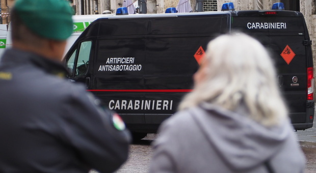Gli artificieri dei carabinieri davanti alla Corte d'appello