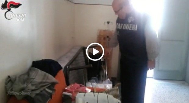 Anziani abbandonati in camere fatiscenti: choc a Catania