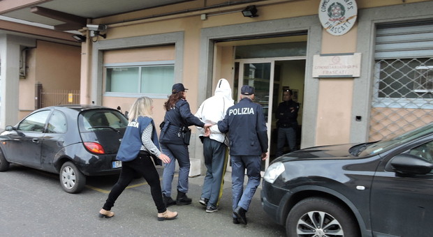 Frascati, romeno rapina anziana e rischia il linciaggio: arrestato