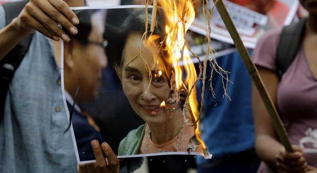 Nobel contro Nobel, Malala attacca San Suu Kyi: «Perché non condanna il massacro dei Rohingya?»