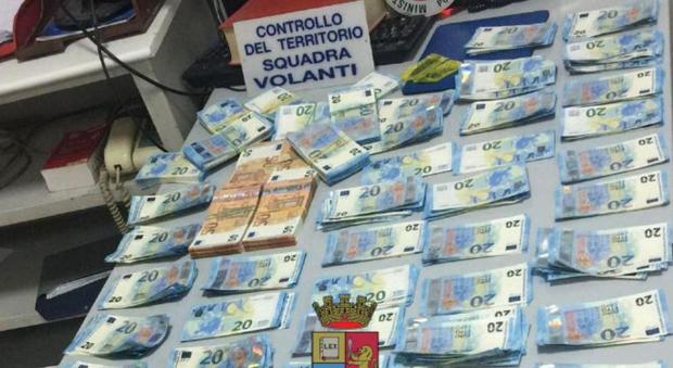 In auto dalla Francia a Napoli: arrestati con una valigia di banconote false
