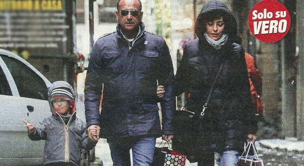 Carlo Conti, passeggiata con la moglie Francesca Vaccaro e il figlio Matteo dopo i record d'ascolto