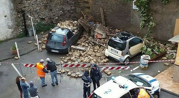 Crollo a Nocera Superiore, due auto travolte dai mattoni