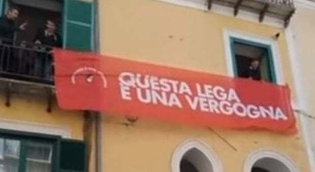 Striscione anti-Lega via a Salerno: «Non ci fermate, nessuna censura»