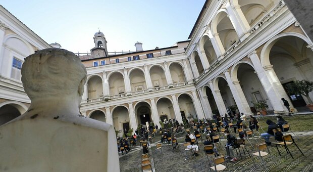 Roma, ancora occupazioni nei licei: dopo il Mamiani e il Socrate, gli studenti "prendono" il Visconti
