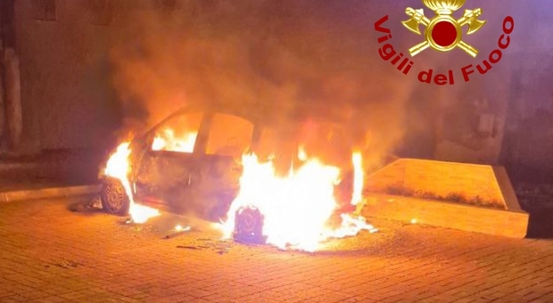 Salento, incendio distrugge auto: sequestrate le immagini delle telecamere
