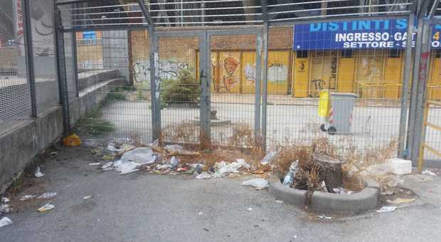 Napoli, stadio «nuovo» tra rifiuti e incuria: nessun intervento neanche per la Champions