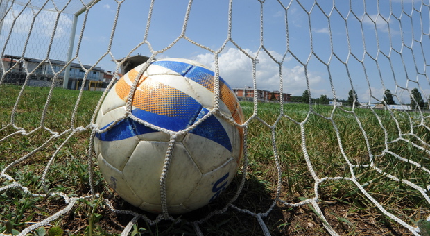 Troppi palloni finiscono nei giardini privati, la rete bassa del nuovo campo da calcio diventa un caso politico