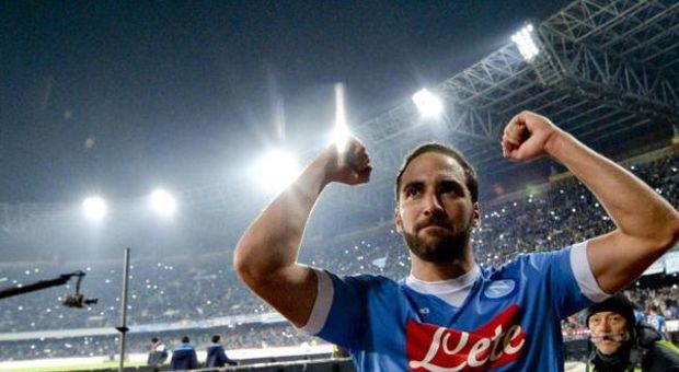 Napoli primo in classifica: 2-1 all'Inter, doppietta di Higuain