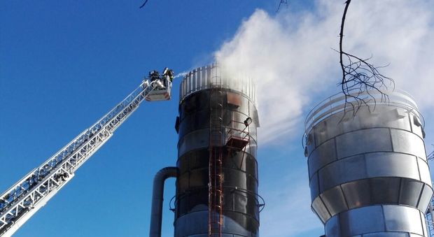 Incendio del silo nella fabbrica Seta di sedie a Manzano