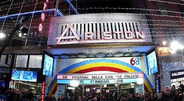 Sanremo 2021, il Governatore Toti con Amadeus: «Teatro Ariston è uno studio Tv»