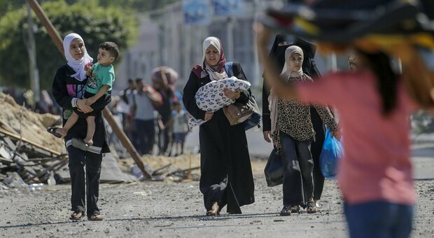 Gaza, ultimatum di Israele ai civili: «Via dal Nord». Migliaia di palestinesi in fuga, ma per Hamas è «propaganda»