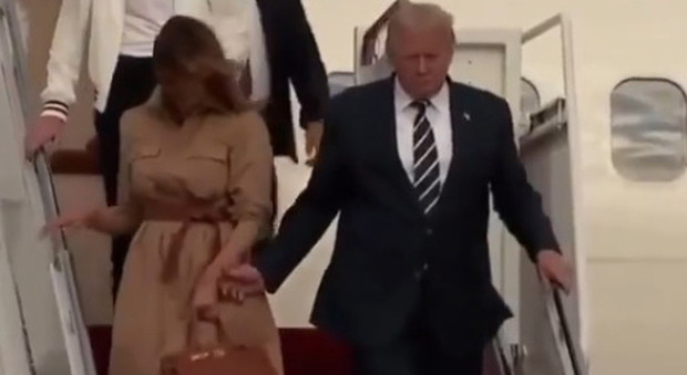 Donald Trump, Melania gli rifiuta la mano. I social scatenati, da Rihanna a 50 Cent