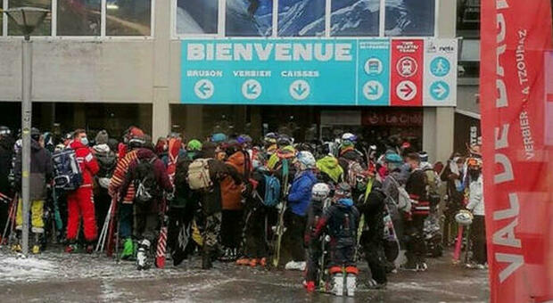 Piste da sci aperte in Svizzera, assembramenti davanti all'impianto: scoppia la polemica