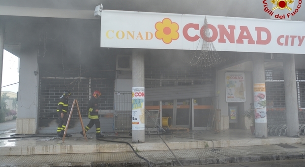 Incendio nel supermercato Conad: scatta l'allarme, traffico deviato